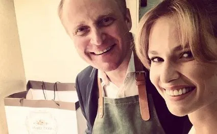 Piotra Adamczyka i Karolinę Szymczak dzieli 19 lat. Co żona aktora mówi o tej różnicy wieku?