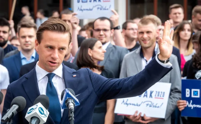 Bosak bije w Dudę: Zamiast spotkań z Polakami wybrał namaszczenie od Trumpa