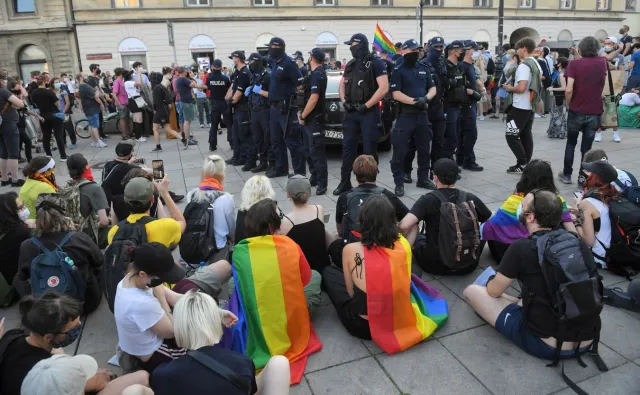 Wojna z LGBT mocniej przyspawa hierarchów Kościoła do obozu rządzącego [FELIETON]