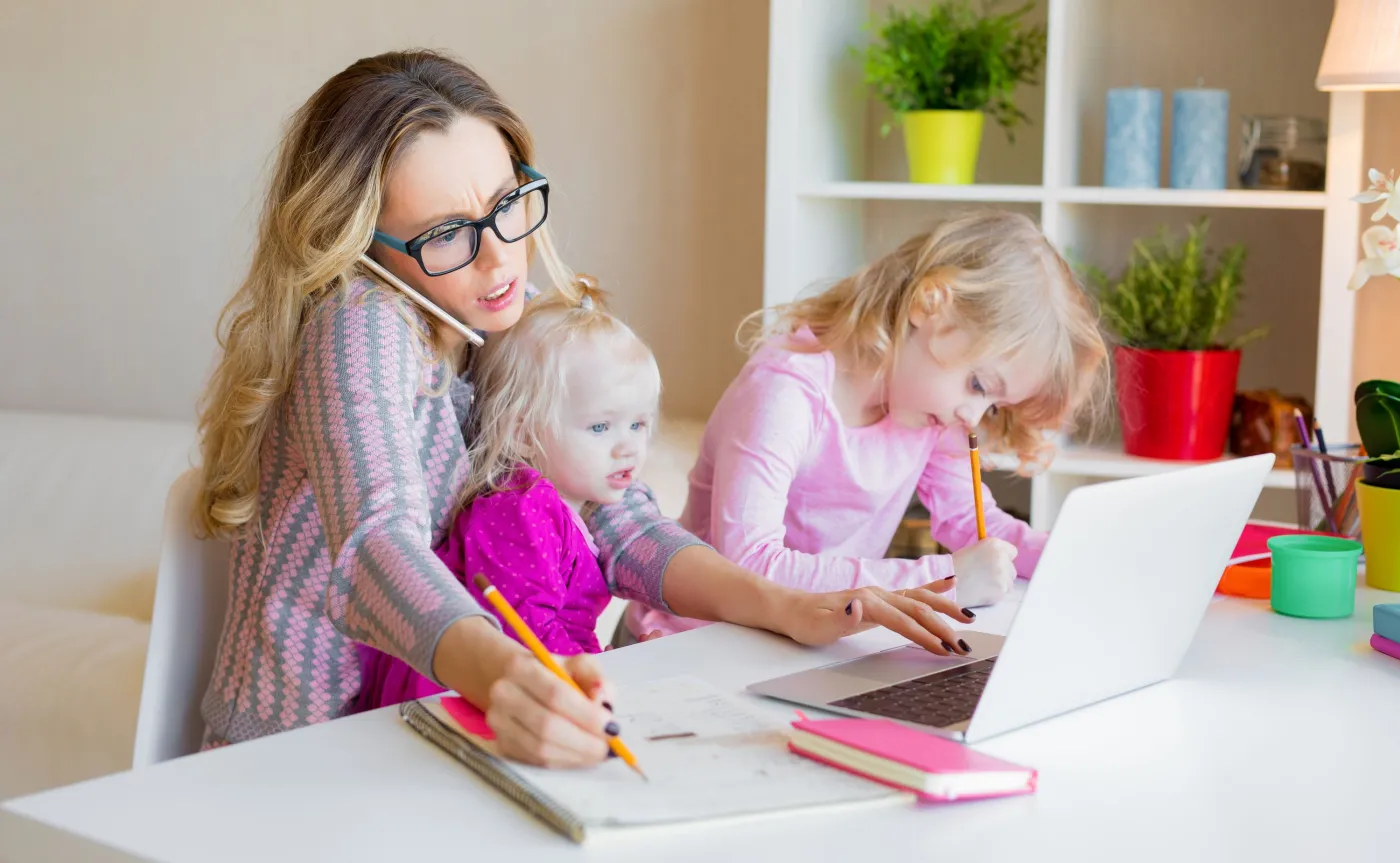 Sondaż: Kobiety wychowujące dzieci są zmęczone koronakryzysem