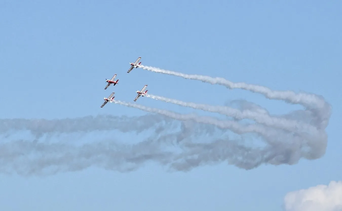Akrobacje lotnicze w hołdzie powstańcom. Piloci namalowali dwie Polski Walczące nad Wisłą [WIDEO]