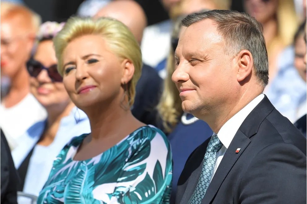 Cała w liściach. Agata Duda w bardzo oryginalnej stylizacji na Narodowym Czytaniu "Balladyny"