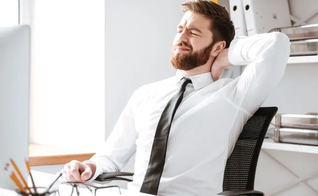 Siedzenie przed komputerem nie sprzyja zdrowiu. Rady na ból karku, szyi i ramion