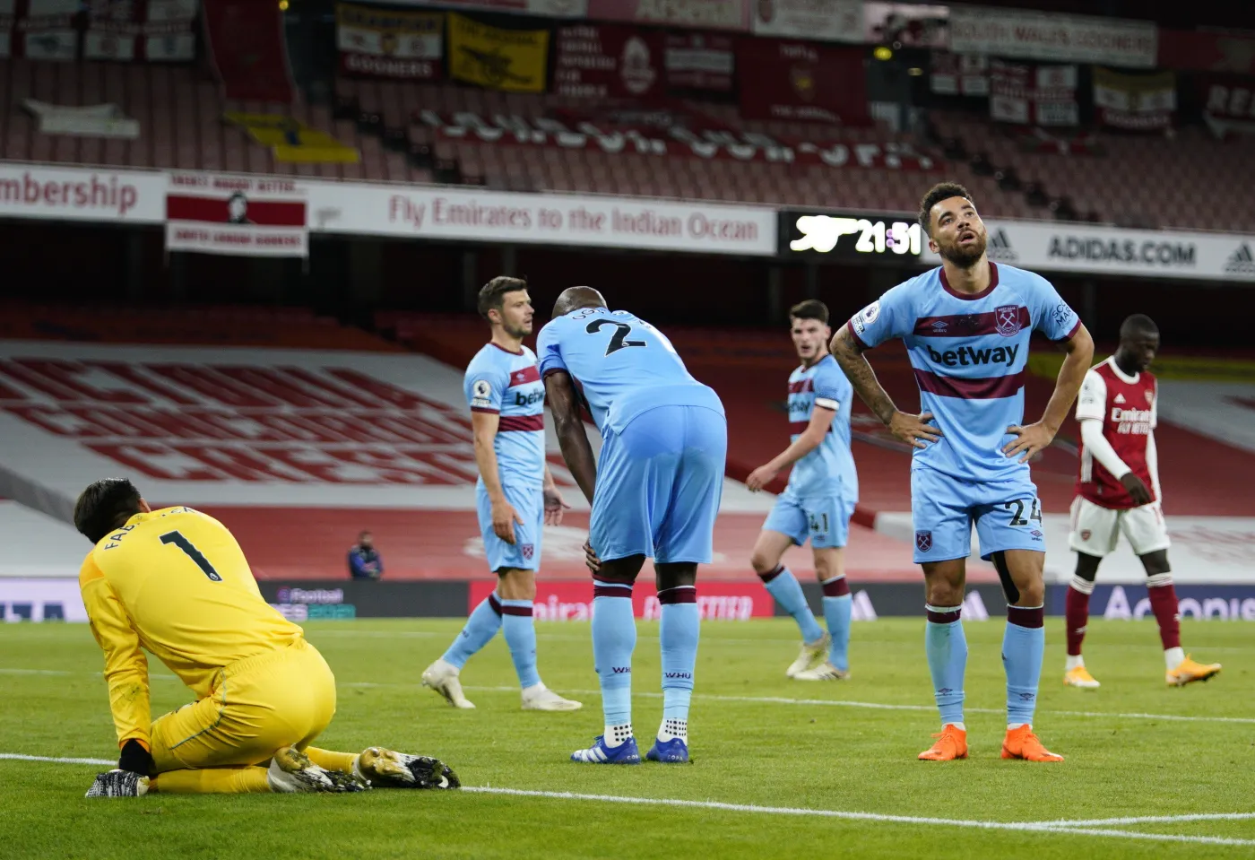 Łukasz Fabiański (w żółtym stroju)