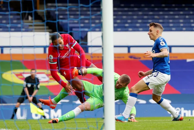 Virgil Van Dijk po tym brutalnym faulu do gry wróci za kilka miesięcy