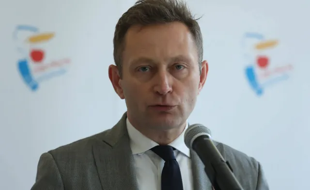 Burza po "żarcie" Mularczyka o dymisji Rabieja i "strefie wolnej od LGBT"