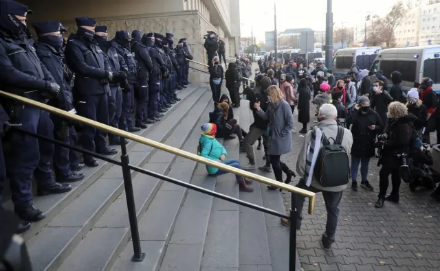 Protest przed Sądem Okręgowym. "Zdejmij mundur, przeproś matkę" [WIDEO]