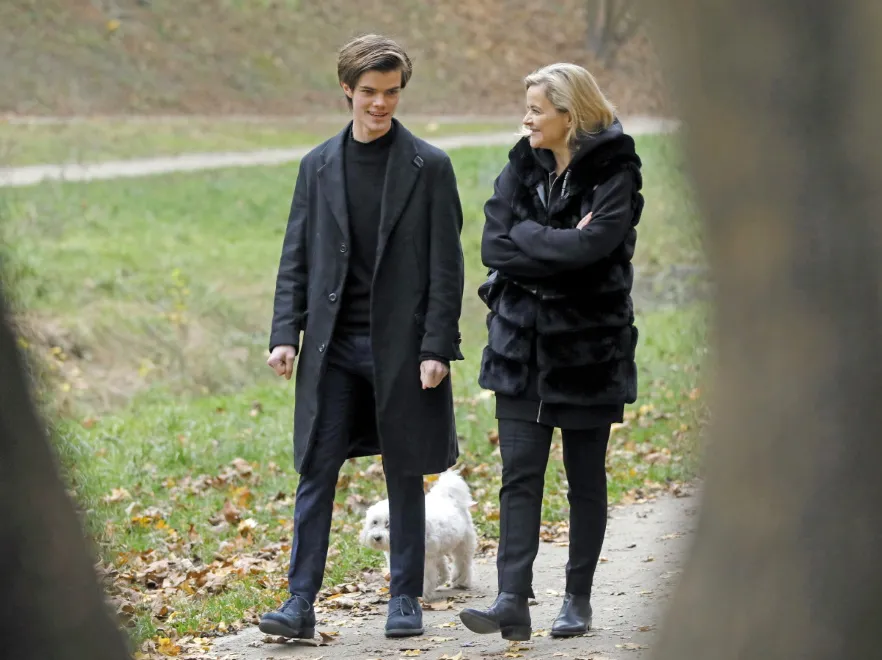 Monika Zamachowska z młodym mężczyzną na spacerze. Przystojniak, jakich mało!  FOTO