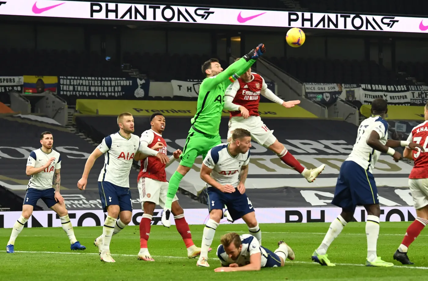 Tottenham lepszy od Arsenalu w derbach Londynu. "Koguty" liderem Premier League