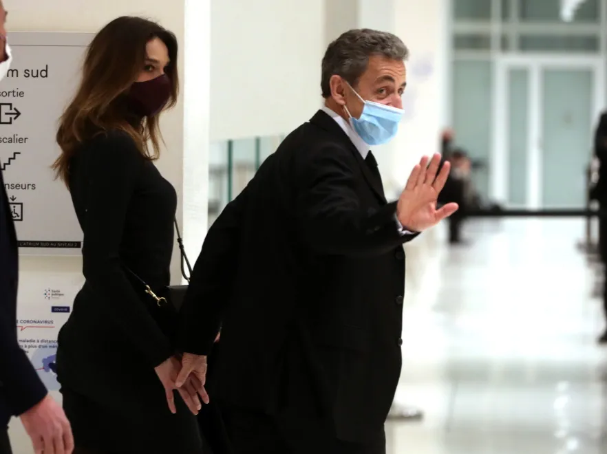 Niby sukienka, niby sweter: Dawno niewidziana Carla Bruni opięła ciało do granic możliwości. FOTO