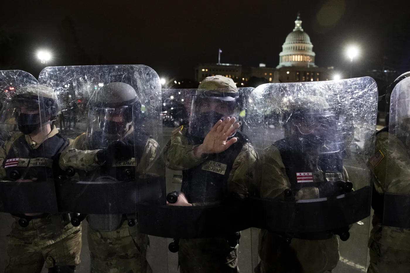 Zwolennicy Trumpa demonstrowali pod Kapitolem. "USA zmieniły się już w Rosję?"