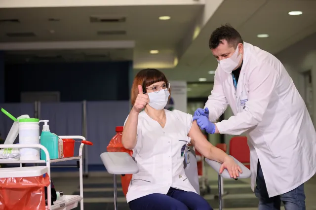 Pierwsza osoba w Polsce zaszczepiona na COVID-19. "Jestem z tego dumna"