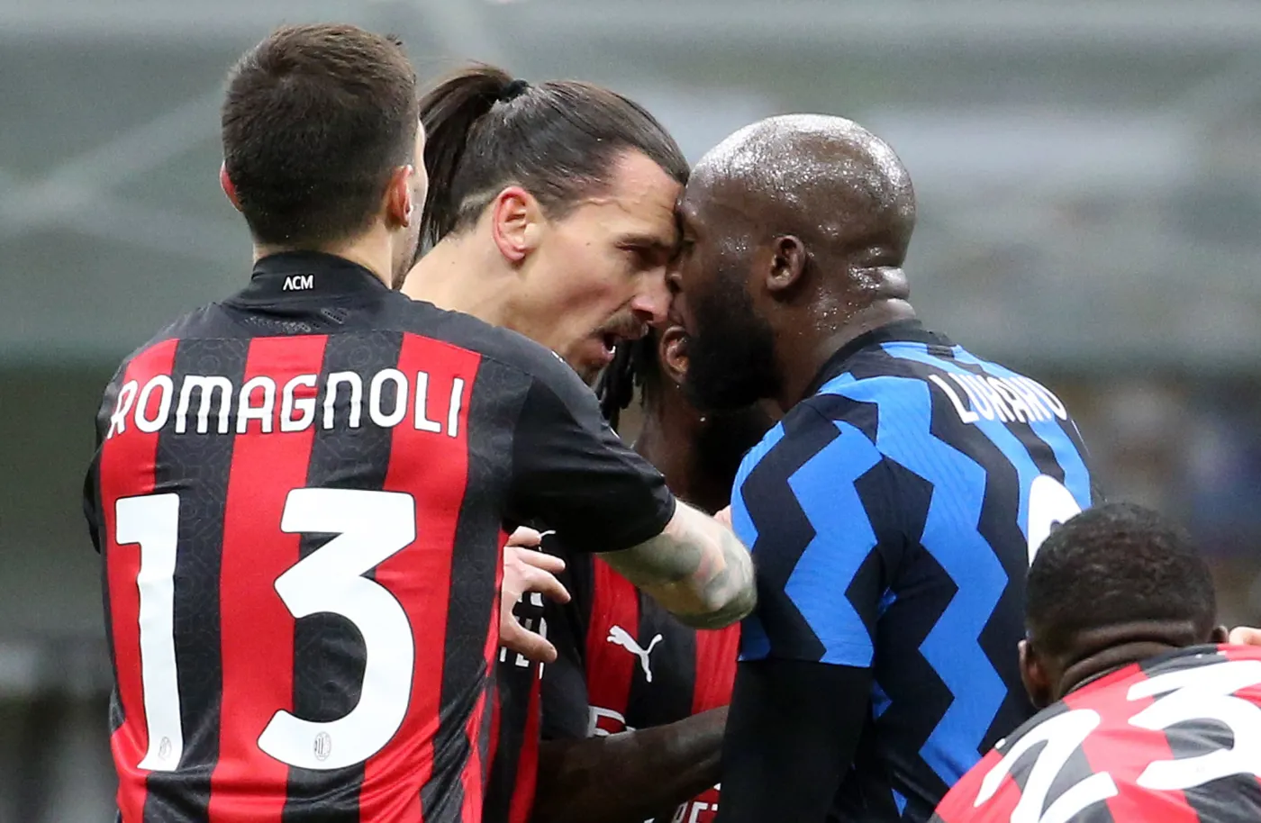 Ibrahimovic wyleciał z boiska, sędzia doznał kontuzji, Inter w półfinale Pucharu Włoch.