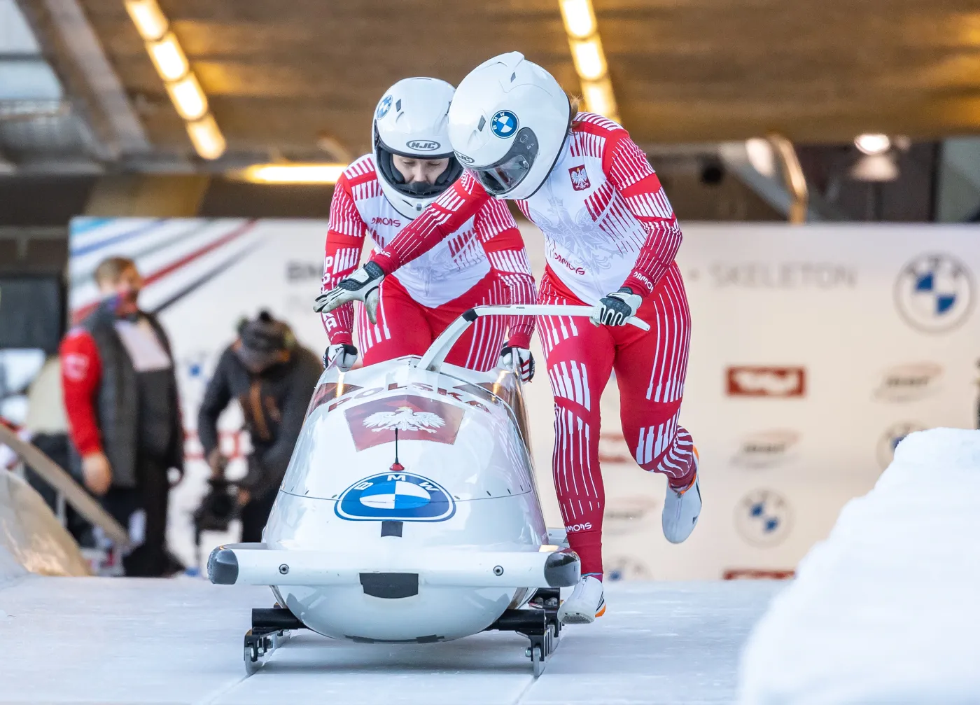 Polki wystartowały w bobsleju z błyskawicą Strajku Kobiet. Znak usunięto