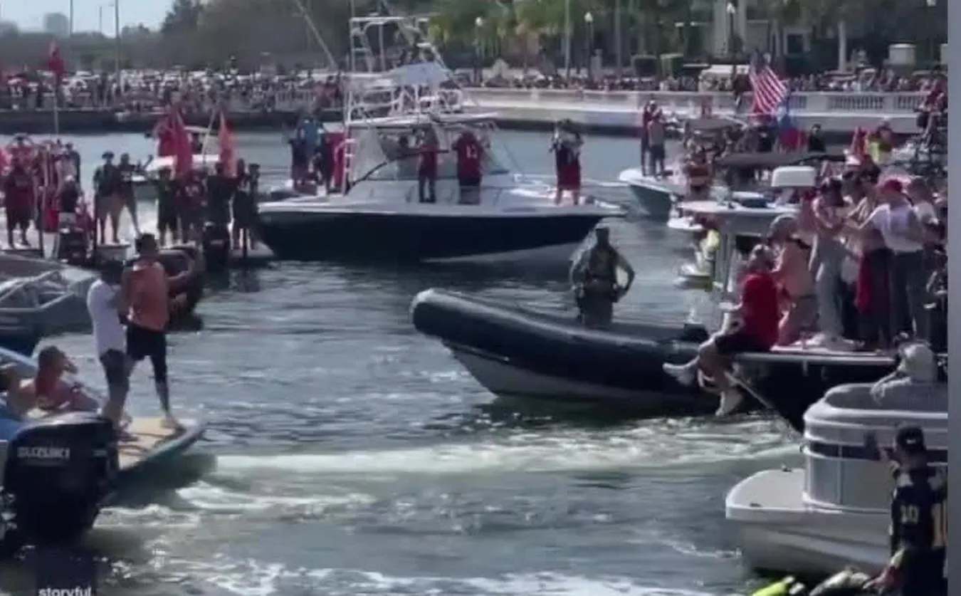 To WIDEO jest hitem internetu. Zobacz, jak Tom Brady rzucił trofeum za wygranie Super Bowl