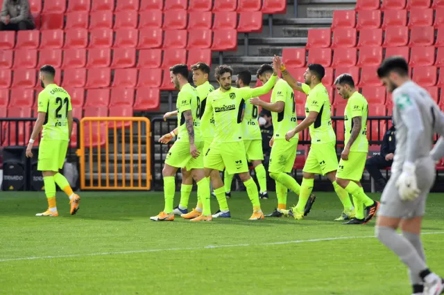 Osłabione Atletico powiększa przewagę nad "Królewskimi"