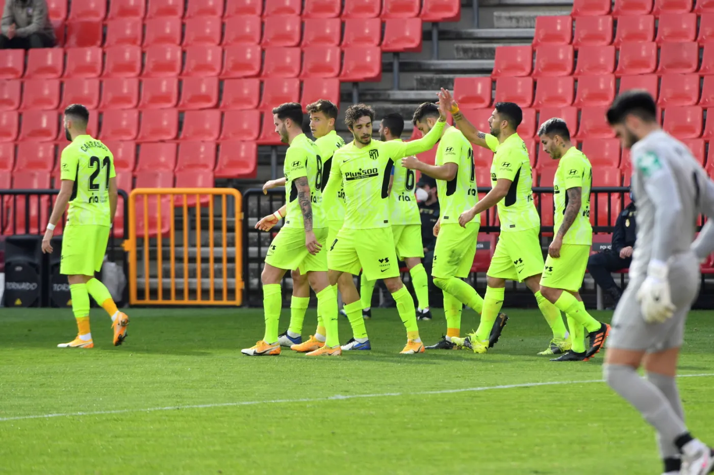 Osłabione Atletico powiększa przewagę nad "Królewskimi"