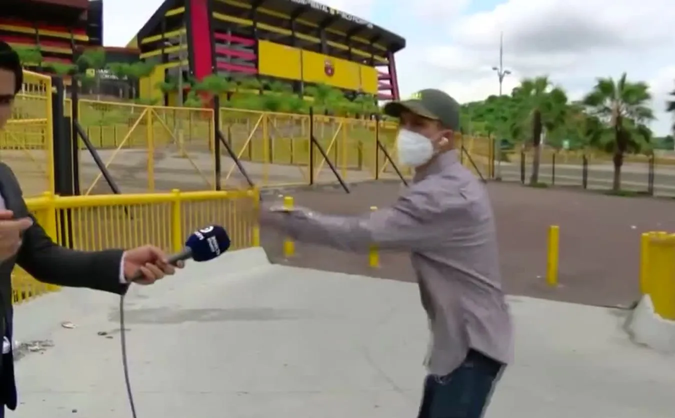 Zuchwały napad na dziennikarza sportowego. Wyciągnął broń i ukradł telefon na wizji