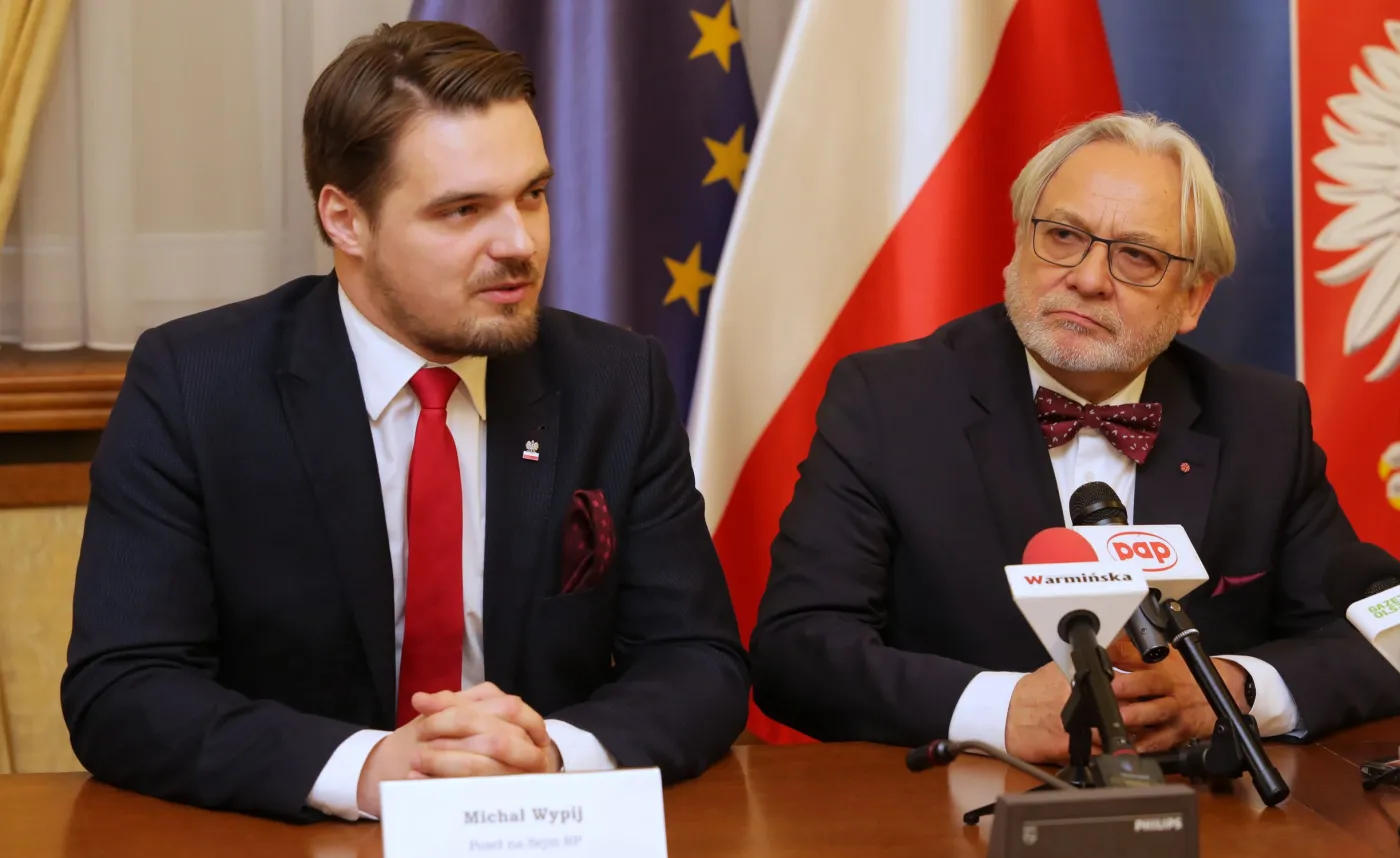 Dwaj posłowie grożą odejściem z klubu PiS. Chodzi o pieniądze dla Warmii i Mazur