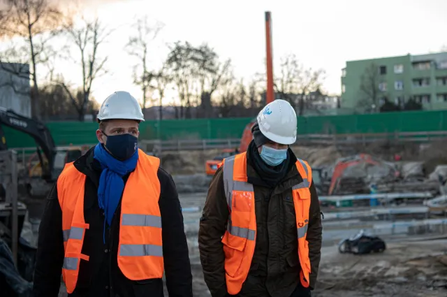 Tragiczny wpadek na budowie metra. Trzaskowski chce pilnego wyjaśnienia przyczyn