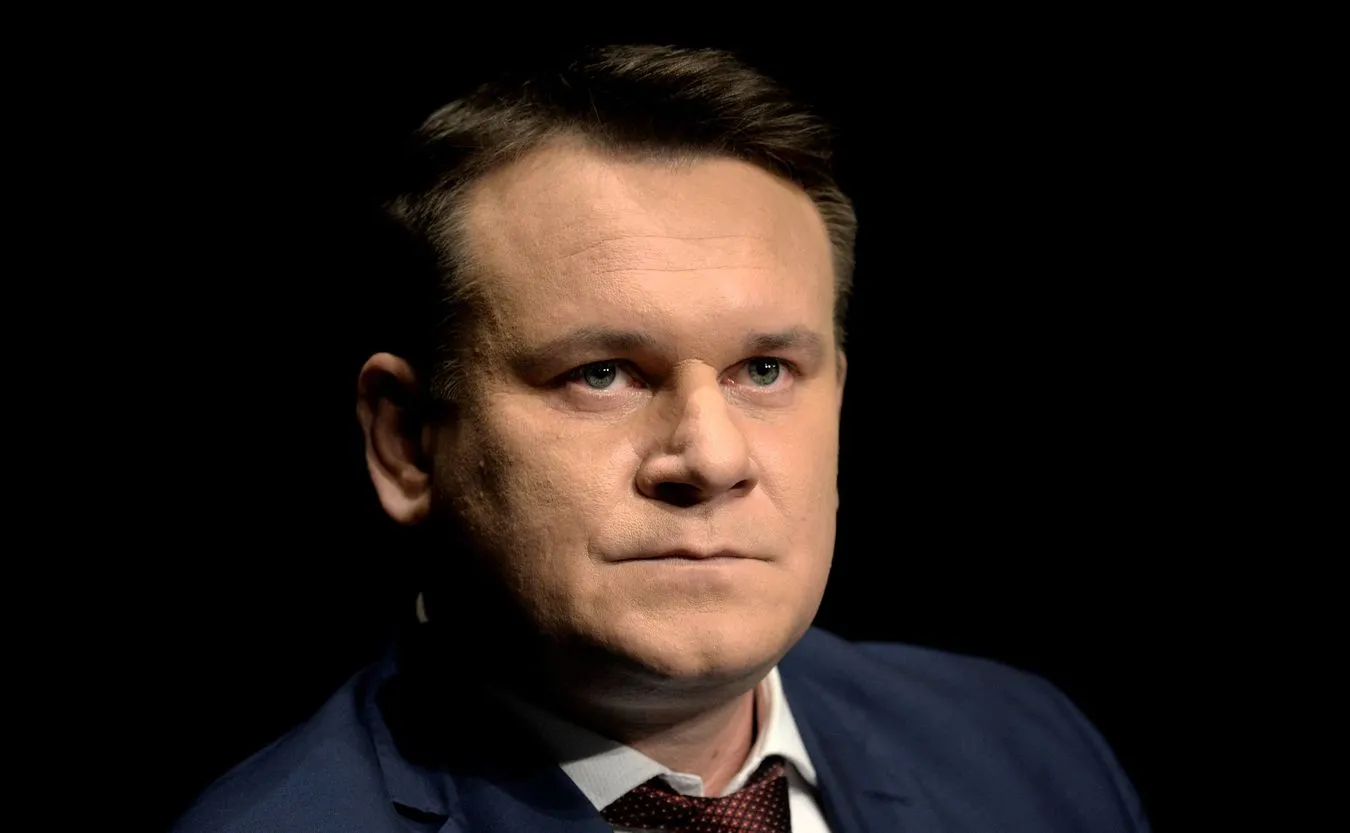 Dominik Tarczyński spowodował wypadek. Nie zatrzymał się przed znakiem STOP