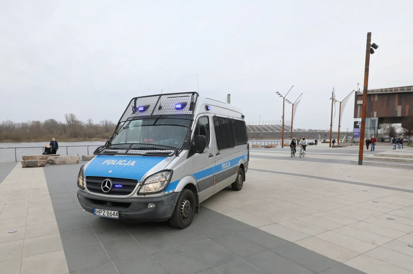 19-latek raniony nożem na warszawskich bulwarach