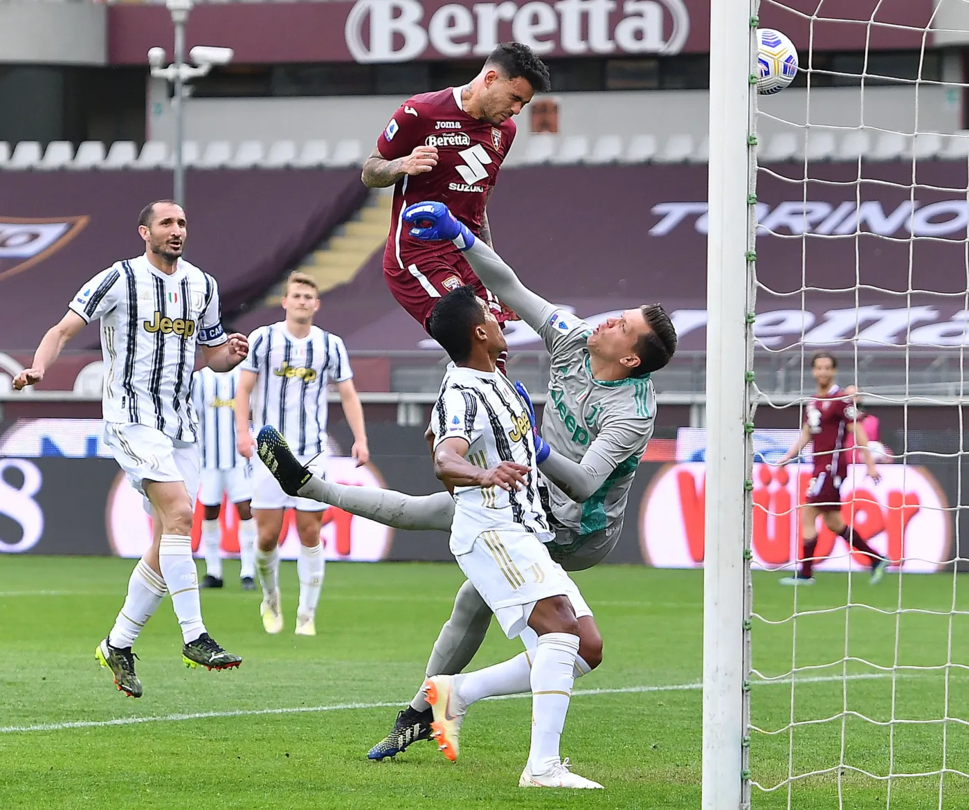 Wojciech Szczęsny (w szarym stroju)