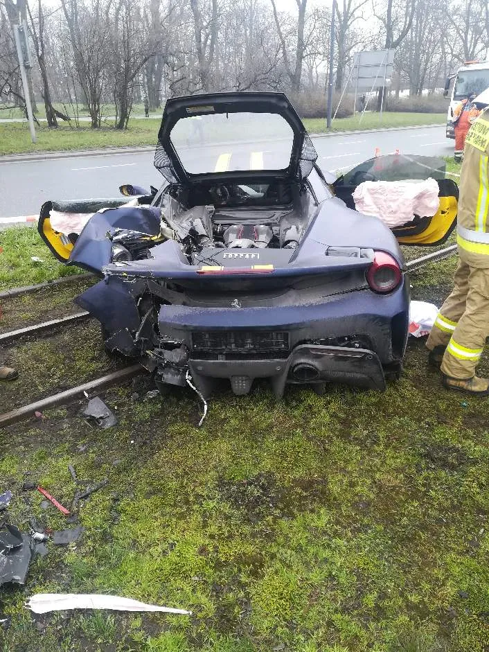 ferrari-488-pista-rozbite-w-lodzi-37116923.jpeg