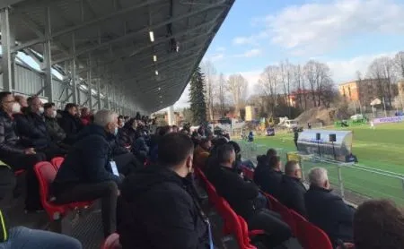 W Częstochowie złamano obostrzenia. Tłum kibiców na stadionie Rakowa [ZDJĘCIA]