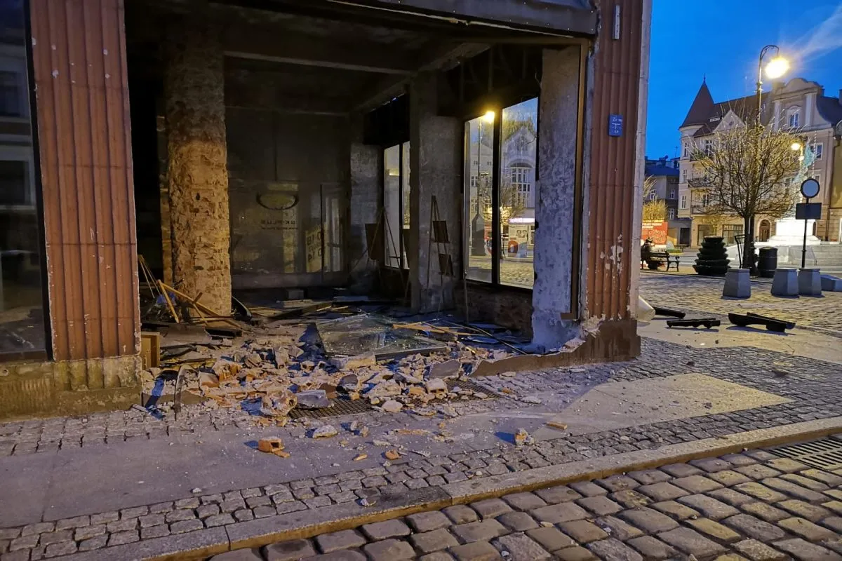 bmw-zdemolowala-rynek-w-grudziadzu-37112067.jpg