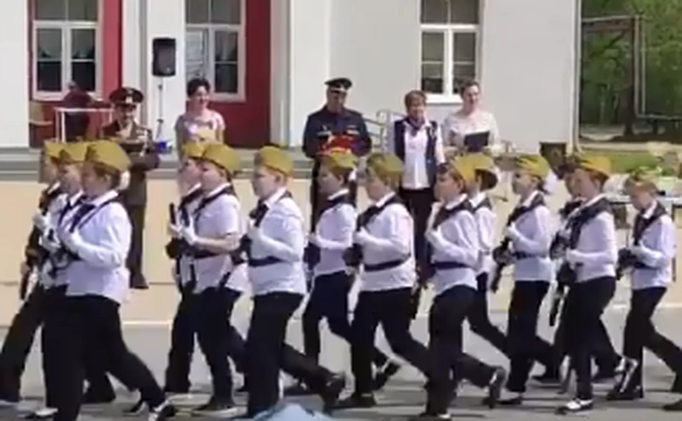 Defilada dzieci z zabawkową bronią w szkole pod Moskwą "Nie ma przebaczenia dla nieprzyjaciół"