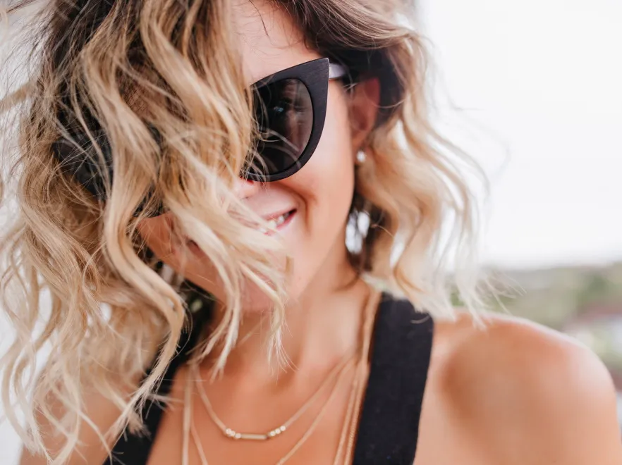 Włosy na wakacjach - 4 zasady pielęgnacji loków, fal i sprężynek na wyjeździe