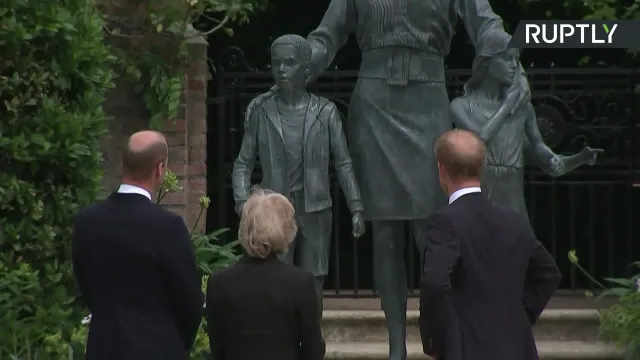 William i Harry odsłonili pomnik księżnej Diany