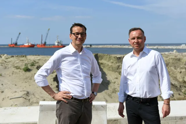 Spada poparcie dla Dudy i Morawieckiego. SONDAŻ