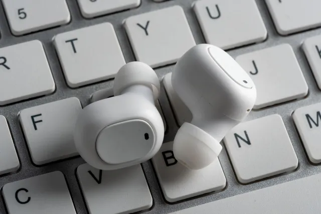 Najlepsze bezprzewodowe słuchawki douszne z wyciszaniem hałasu [PORADNIK]