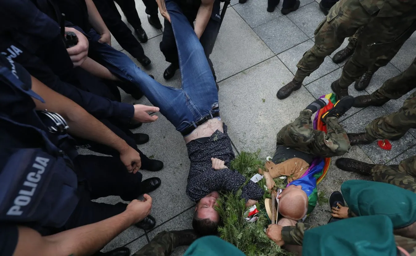 Szarpanina z policją podczas miesięcznicy smoleńskiej