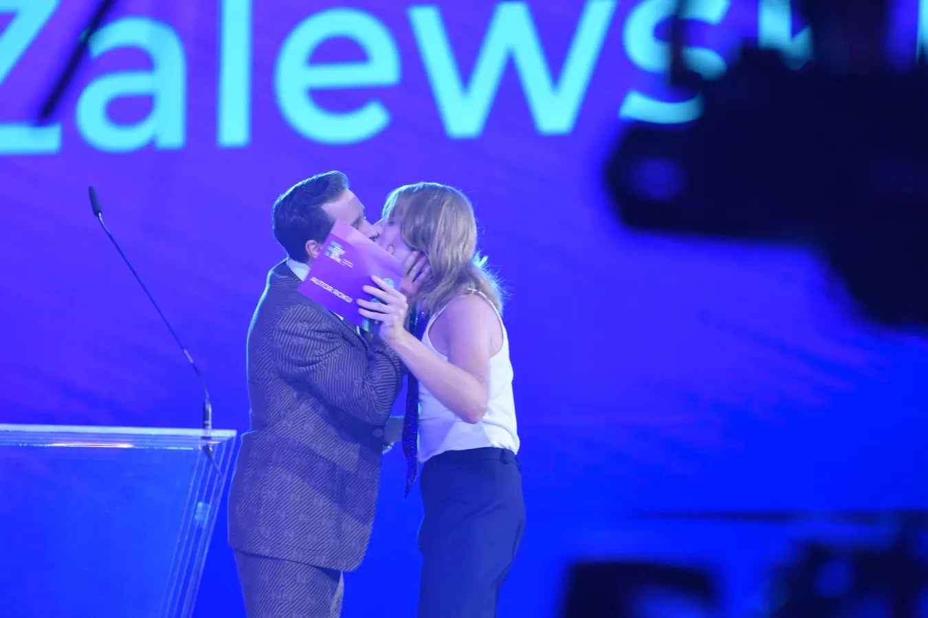 Zalewski całuje Kamińskiego i w ostrych słowach uderza w rząd