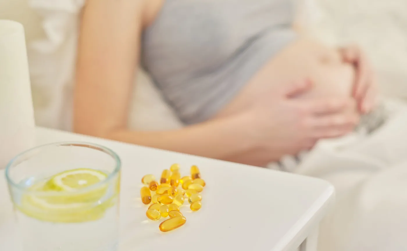 Kobieta w ciąży bierze witaminę D
