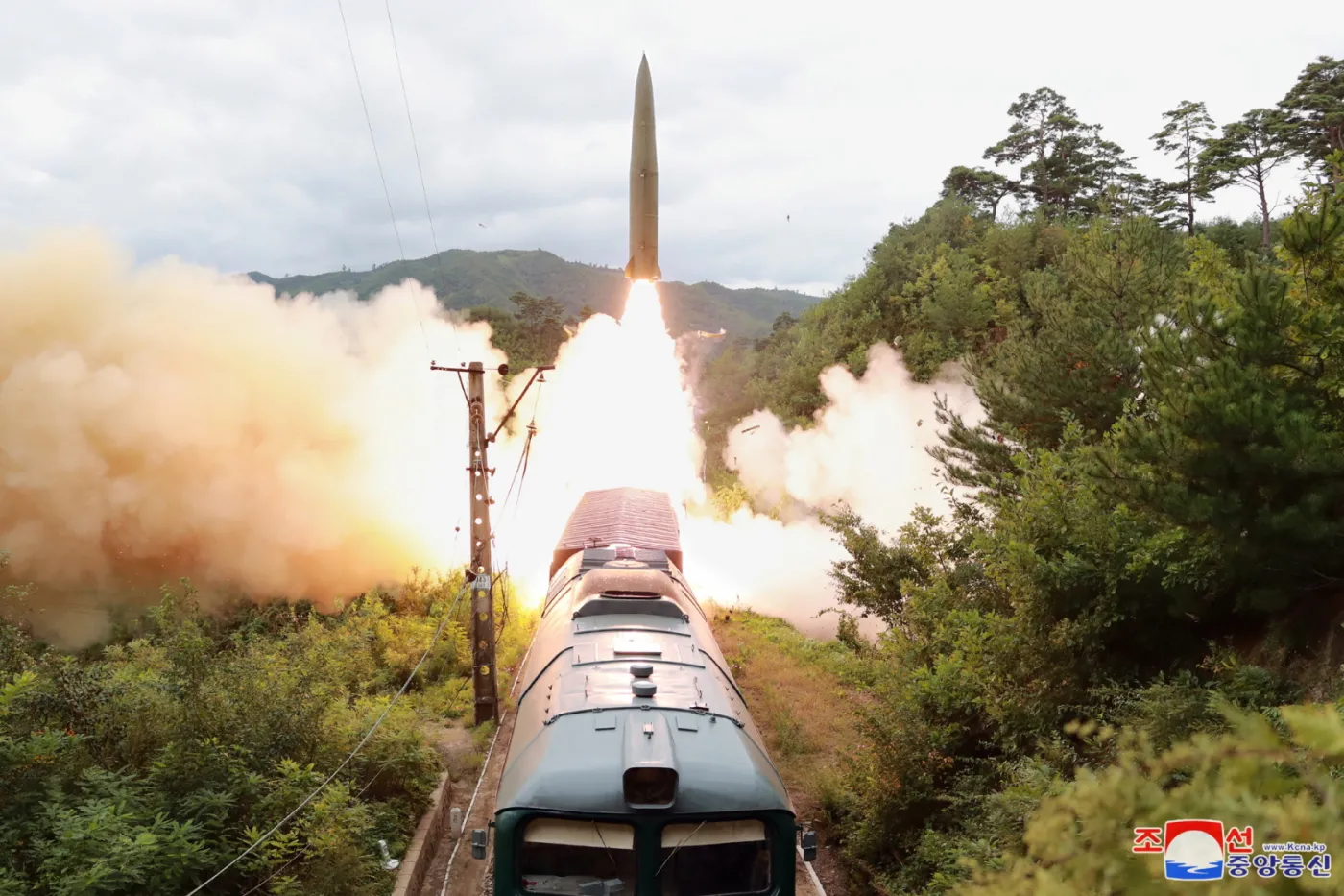 Korea Północna dumna z rakiet na platformach kolejowych. Test udany, ale tory są w złym stanie