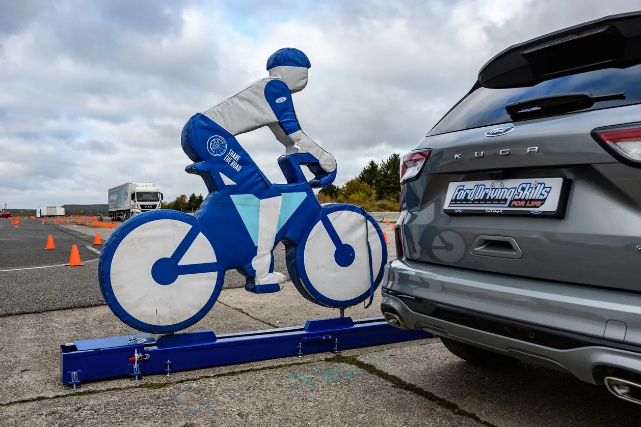 Ford za darmo szkoli kierowców w Polsce. Znasz holenderską metodę?