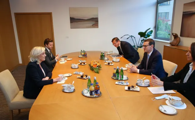 Le Pen chwali się spotkaniem z Morawieckim. “Obrona suwerenności”