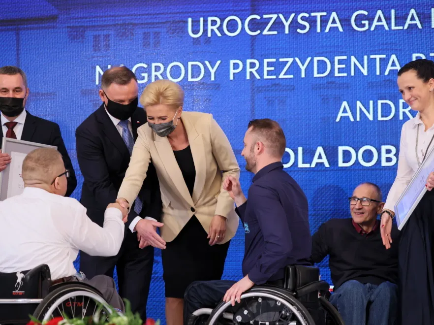 Nieprzemyślany oversize: Agata Duda w źle dobranej marynarce. FOTO