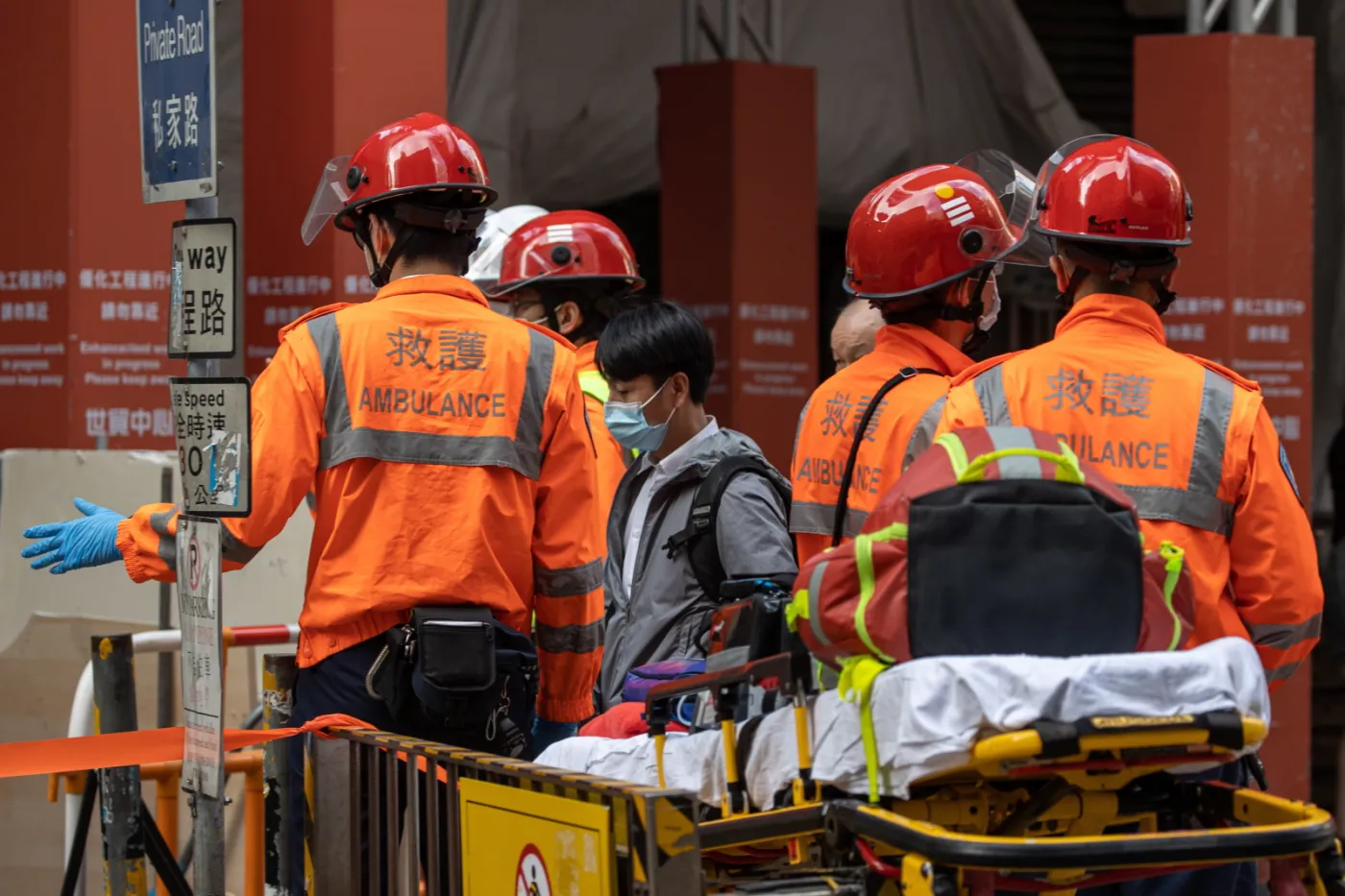 Straż pożarna przed budynkiem WTC