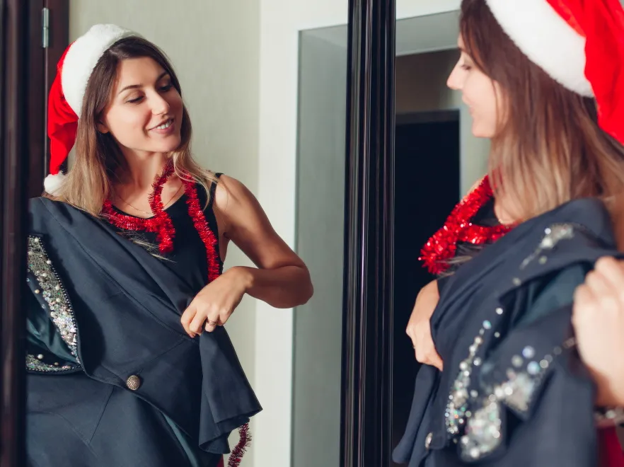 Uszy renifera i luźny dżersej – TAK, kapcie – NIE! Jak i po co celebrować święta strojem? [ROZMOWA]