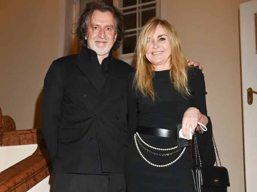 Na ramieniu fortuna, a na nogach... saszetki. Takich butów Monika Olejnik jeszcze nie miała. FOTO