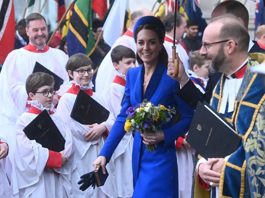 Kobalt w wersji totalnej. "Mocna" stylizacja księżnej Catherine na uroczystości z okazji Dnia Wspólnoty Narodów