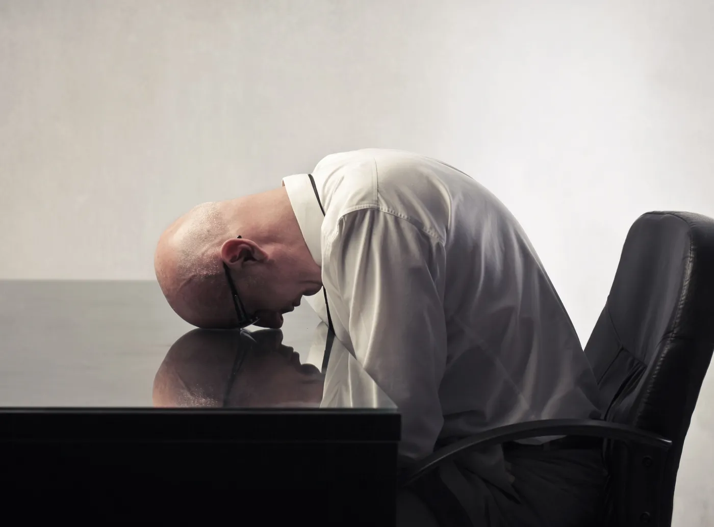 sen w pracy praca zmęczenie biuro drzemka