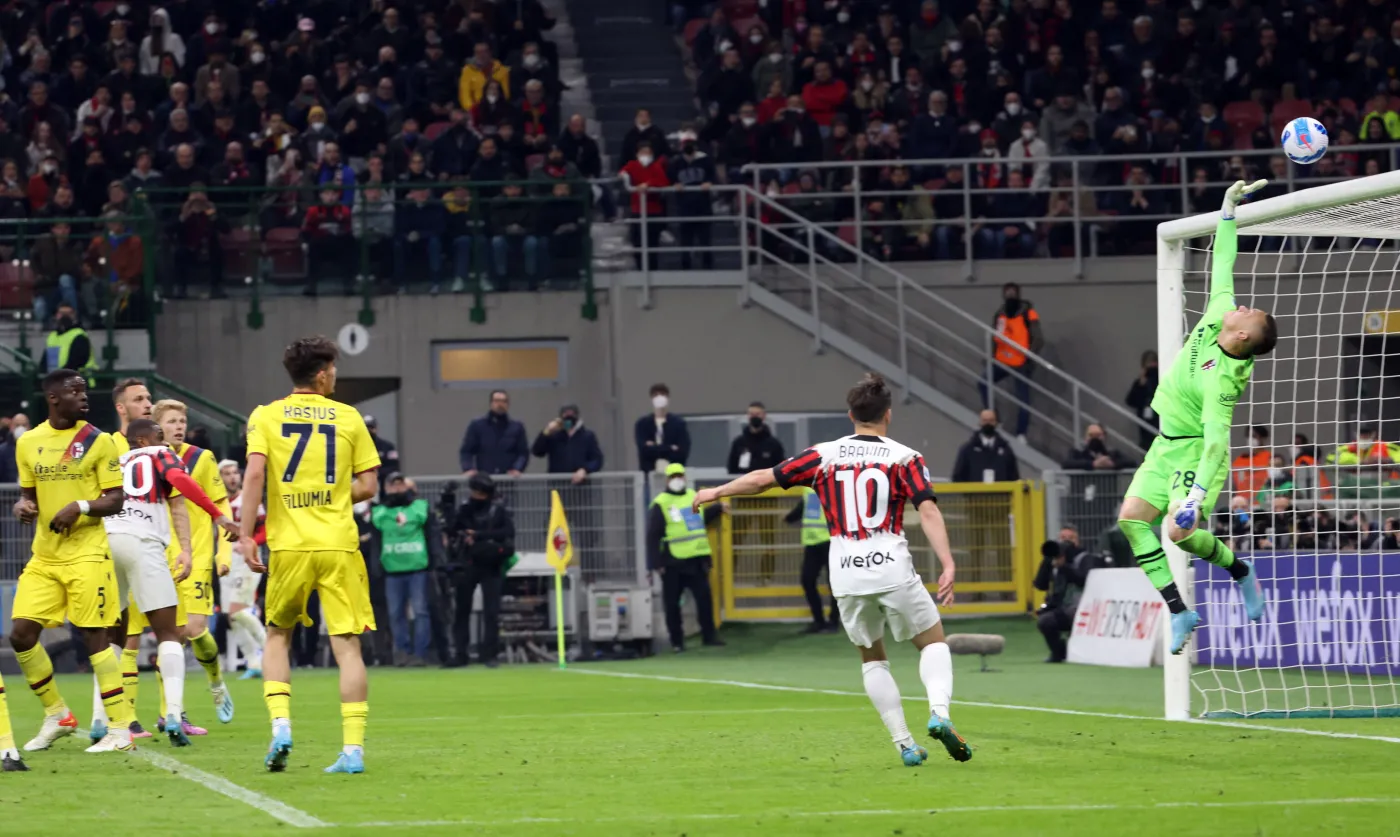 Łukasz Skorupski (w zielonym stroju)