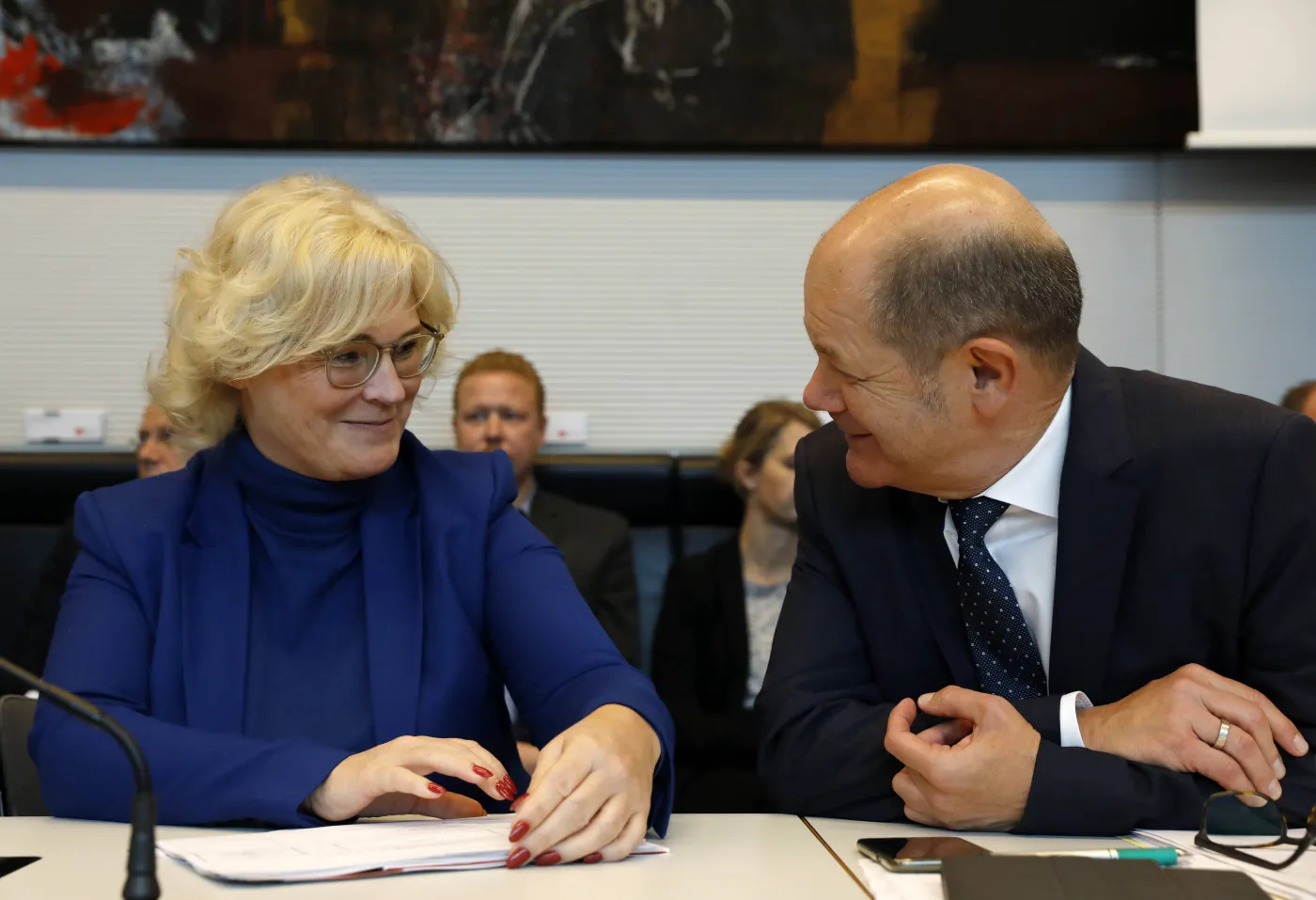 "Bild": Partia Scholza przynosi Niemcom wstyd. Ukraina prosi o broń, a minister na wakacjach