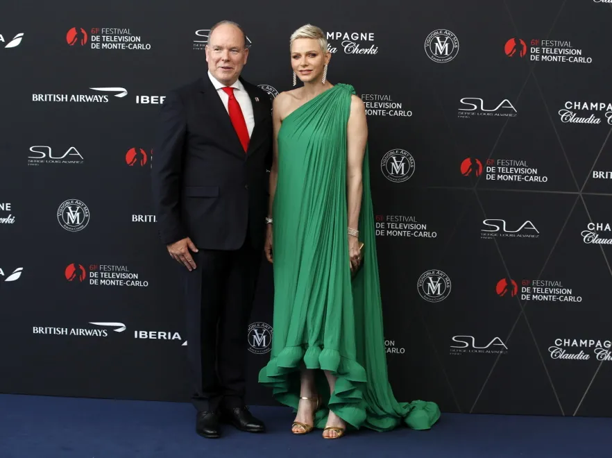 "Cierpi, że musi koło niego stać. Niech ktoś ją uratuje!" Internauci interpretują nowe ZDJĘCIA księżnej Charlene z mężem